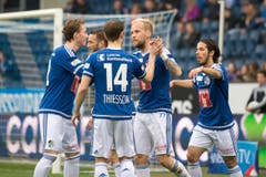Die Luzerner mit Markus Neumayr (mitte) feiern das Penalty-Tor zum 2:1. (Bild: Keystone / Urs Flüeler)