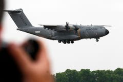 En Airbus A400M bereitet sich auf die Landung vor. (Bild: Remy de la Mauviniere)