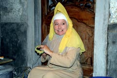 Eine Erzählung, die unter die Haut geht von Agnes Haxhimurati im Holzschopf. (Bild: Romano Cuonz)