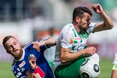 Albert Bunjaku von St. Gallen, rechts, und Jakob Jantscher von Luzern, links, spielen um den Ball. (Bild: (KEYSTONE/Sebastian Schneider))