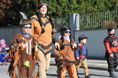 An der Kinderfasnacht Hergiswil sorgten längst nicht nur die Kleinen für die fasnächtliche Stimmung. (Bild: Matthias Piazza (Hergiswil, 17. Februar 2017))