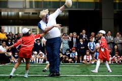 Vor den Augen zahlreicher Fans zeigt der 51-Jährige sein Können. (Bild: AP / Stefan Rousseau)