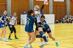 Hier trift Katja Sivka für Kreuzlingen trotz starker Gegenwehr der Zugerinnen Laura Masset und Leah Stutz. (Bild: Christian H.Hildebrand / ZZ)