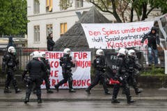 Die Polizei riegelt auf dem Helvetiaplatz Demonstranten ab. (Bild: ENNIO LEANZA)