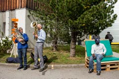 Stephan Thalmann (links) und Sepp Fluder, (Mitte) machen Musik anlässlich des Informationstages für die Bevölkerung im Bundesasylzentrum Glaubenberg. (Bild: ALEXANDRA WEY)
