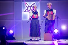 Das Jodelduett der Geschwister Monney umrahmten die Feier musikalisch. (Bild: KEYSTONE/Ennio Leanza)