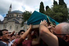 Die Menschen verabschieden sich bei einer Beerdigung nach den Anschlägen in Istanbul. (Bild: AP/Lefteris Pitarakis)