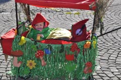 Die kleine Emily war mit ihren neun Monaten die Jüngste im Fasnachtsumzug. (Bild: Birgit Scheidegger (OZ))