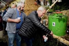 Wer eine warem Stärkung braucht, trinkt ein sogenanntes Cheli, einen schwachen Kaffee. (Bild: Robert Hess (OZ))