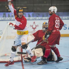 Mathieu Schildknecht (links) freut sich über sein Tor zum 0:2 für die Schweiz. (Bild: Maria Schmid (Neue ZZ))