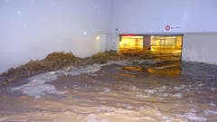 Diese Garage stand in Wollerau unter Wasser. (Bild: Twitter @kingfaebe)