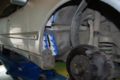 Die geschmuggelten Zigaretten waren im gesamten Auto verteilt. So wie hier im Hohlraum des Autos oberhalb der Radaufhängung. (Bild: Eidgenössische Zollverwaltung)