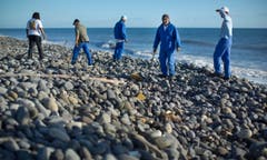 Am Strand von La Réunion werde weitere Teile gesucht. (Bild: Keystone)