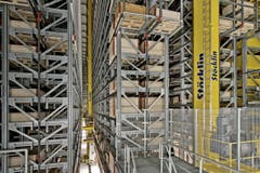Die Hochregale sind bis 25 Meter hoch. Alles läuft vollautomatisch. (Bild: Pius Amrein / Neue LZ)