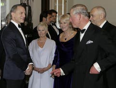 Prinz Charles im Gespräch als James Bond. (Bild: Keystone)