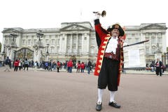 «Heute feiern wir um 17.30 Uhr (18.30 Uhr MESZ) einen königlichen Rekord», verkündete vor dem Buckingham ein in mittelalterliche Gewänder gekleideter königlicher Ausrufer. (Bild: Keystone)