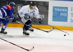 Der Luzerner David Maurenbrecher am Puck, der Zuger Kevin Bischofberger hinter ihm. (Bild: Stefan Kaiser)