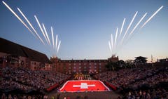 Das Opening am Basel Tattoo mit Massed Military Bands, International, und einer grossen Schweizer Flagge (Bild: Keystone / Patrick Staub)