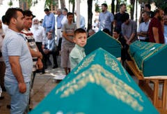 Eine Familie trauert um ihre vier Verwandten, die bei den Anschlägen ums Leben kamen. (Bild: EPA/SEDAT SUNA)