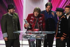 Die Band 77 Bombay Street um Matt, Joe, Esra und Simri-Ramon Buchli gewinnt den SwissAward in der Kategorie Show. (Bild: Keystone)
