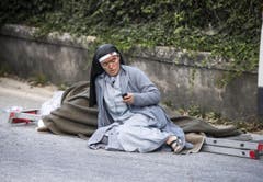 Eine Nonne kontrolliert ihr Handy nach Nachrichten. (Bild: EPA / Massimo Percossi)