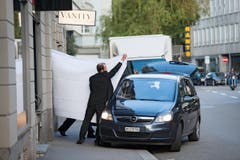 Platz 1, Kategorie Aktualität, Fifa-Verhaftung: Von verlorener Ehre handelt Pascal Moras Bild – ursprünglich für die New York Times – von einem Mann, der in Zürich vor einem Hotel ein weisses Tuch hochhält, macht das Gegenteil dessen, was wir von einem Newsbild erwarten: es verhüllt. Und doch steht es am Anfang einer hässlichen Enthüllungsgeschichte. (Bild: Swiss Press Photo / Pascal Mora)