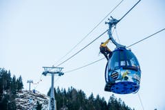 Das Szenario: Zuhinderst im obwaldnerischen Melchtal bricht gerade das Chaos aus. Auf der Bergstrasse zur Melchsee-Frutt hat ein Auto Feuer gefangen und einen Waldbrand entfacht. Bäume stürzen auf die Fahrleitung der Gondelbahn und bringen sie zum Stillstand. (Bild: Roger Grütter / Neue LZ)