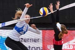 Joy Stubbe schlägt den Ball über das Netz, während Selina Marolf einen Block versucht. (Bild: FIVB)