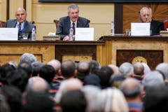 Heinz Karrer, President Economiesuisse, mitte, diskutiert mit Schneider-Ammann, rechts, und dem Schweizer Botschafter Giulio Haas, links, bei der iranischen Kammer für Handel, Industrie, Bergbau und Landwirtschaft (ICCIMA). (Bild: Peter Klaunzer)