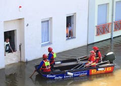 In Schönebeck (Sachsen-Anhalt) sprechen Helfer mit Anwohnern in isolierten Häusern. (Bild: Keystone)