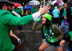 Zwei New Yorker haben sich für die Parade in Savannah passend gekleidet. (Bild: Keystone)