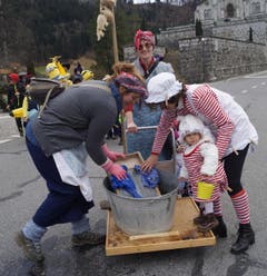 Mammi, Mammi... Ich will doch jetzt nicht da rein ... Es ist Fasnacht mein Kind! (Bild: Romano Cuonz (Neue NZ))