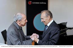 Der französische Komponist Pierre Boulez und Claudio Abbado backstage nach einem Sinfoniekonzert im August 2012 im KKL Luzern. (Bild: pd)