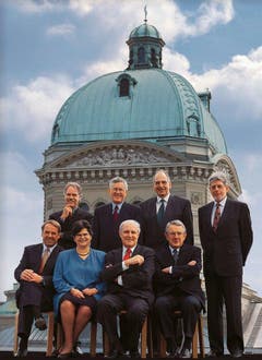 1998 (stehend von links): Moritz Leuenberger, Kaspar Villiger, Pascal Couchepin und Bundeskanzler François Couchepin. Sitzend: Adolf Ogi, Ruth Dreifuss, Flavio Cotti und Arnold Koller. (Bild: Bundeskanzlei)