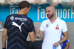 Luzerns Assistenztrainer Roland Vrabec (rechts) im Gespräch mit Borussia Dortmund-Trainer Thomas Tuchel. (Bild: Philipp Schmidli)