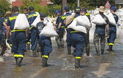 Das Technische Hilfswerk THW schützt Nagdeburg mit Sandsäcken gegen das Elbe-Hochwasser. (Bild: Keystone)