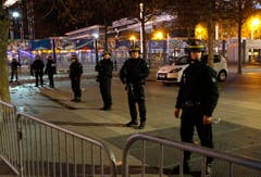 Polizisten riegeln das Gelände rund um das Stade de France ab. (Bild: AP/Michel Euler)