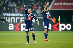 Luzerns Alain Wiss, links, und Tomislav Puljic gestikulieren im Super League Spiel zwischen dem FC Luzern und dem FC Basel. (Bild: Keystone)