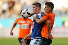 Cedric Itten wird von Jeremy Maniere bedrängt. (Bild: Philipp Schmidli / Luzerner Zeitung)