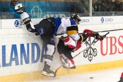Luganos Julian Walker (links) gegen Team Canadas Marc-Andre Bergeron. (Bild: EPA/PASCAL MULLER)