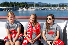 V.l.n.r.: Rachel Rinast, Sandra Betschart und Ramona Bachmann geniessen die Bootsfahrt. (Bild: KEYSTONE / SALVATORE DI NOLFI)