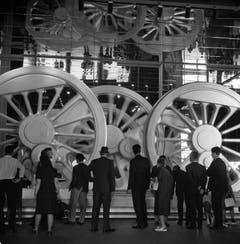 Besucher vor einem überdimensionalen Motor einer Lokomotive. (Bild: Keystone / Str)