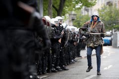 Ein verkleideter Demonstrant in Zürich. (Bild: ENNIO LEANZA)