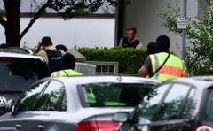 Die Polizei sucht die Umgebung der Attacke ab. (Bild: AP/Marc Kleine-Kleffmann)