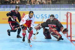 Die Schweizer Streethockey-Nati spielt heute gegen Kanada. Im Bild : Carl Ghilarducci (CAN) und Samuel Beauchamp (CAN) gegen Marc Aegerter (SUI). (Bild: Maria Schmid)