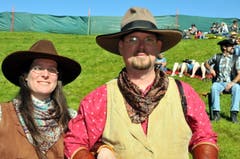 Stammgäste am Open Air auf Klewenalp sind Tom und Daniela Marty aus Stans. Beide sind Mitglieder bei den «Happy Line Dancers» aus Stans. Die passende Garderobe ist ihnen wichtig: «Alles an uns ist Handarbeit», sagt Tom Marty und zeigt stolz auf seine «Chaps» – eine Art offene Lederhose, die über den Jeans getragen wird. «Es ist sicher nicht ein billiges Hobby, aber was man mal hat, das hat man.» Country ist übrigens nicht gleich Country: «Wir bezeichnen unseren Stil als ‹Old-West› – passend zu den Südstaatenjahren zwischen 1880 und 1910.» (Bild: Adrian Venetz)