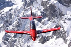 Der PC-21 fliegt über die Berge. (Bild: PILATUS AIRCRAFT)