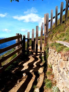 Wer weiss schon wo dieser Weg hin führt, wenn sich selbst der Schatten nicht entscheiden kann wo es hin gehen soll. (Bild: Buholzer Walter)
