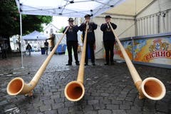 Das Alphorntrio Tells Apfelschuss eröffnete das Fest auf dem Lehnplatz am Samstagmorgen. (Bild: Urs Hanhart / Neue UZ)