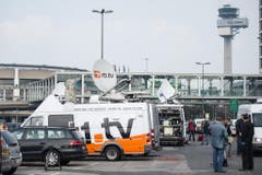 Ein Flugzeugabsturz als Medienereignis: Übertragungswagen am Düsseldorfer Flughafen. (Bild: Keystone)